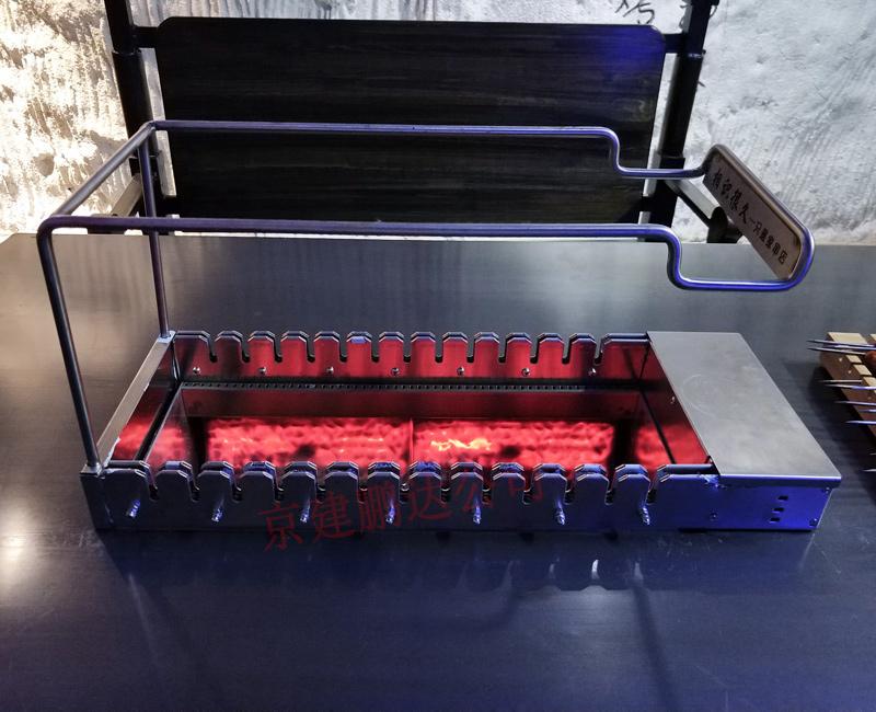 北京京建鵬達燒烤設(shè)備有限公司是起家比較早的廠家,在燒烤行業(yè)有一定的美譽,北京京建鵬達是一家自主研發(fā)生產(chǎn)銷售于一體的高新產(chǎn)業(yè)技術(shù)公司,公司有著完善的研發(fā)團隊和售后安裝服務(wù)團隊,公司有著自己的無煙燒烤店品牌“相識很久燒烤店”有著精湛的招商團隊面向全國招商加盟的客戶服務(wù)。相識很久燒烤加盟起源于北京,總部設(shè)在中國美麗首都-北京,2015年京建鵬達(北京)餐飲管理有限公司全面開始加盟連鎖事業(yè)。 夏天用木炭如何燒烤出健康美味的羊肉串? 公司經(jīng)營以自助燒烤為主的餐飲連鎖店,我們的目標是打造特色小吃暢銷品牌。公司實行“六個統(tǒng)一”‘統(tǒng)一設(shè)備,統(tǒng)一原料,統(tǒng)一品質(zhì),統(tǒng)一形象,統(tǒng)一管理,統(tǒng)一文化’全心全意為大中小投資者提供全方位個性化的服務(wù)。包括從定制設(shè)備,店鋪人才輸出、預算裝修風格,燒烤技術(shù)培訓和材料,設(shè)備安裝,完善的售后服務(wù),讓客戶享受一條龍、一站式服務(wù),省去寶貴的時間和金錢。我公司主要生產(chǎn)室內(nèi)無煙燒烤機、無煙燒烤桌、無煙燒烤桌椅等等,歡迎全國加盟的朋友前來參觀。24小時免費服務(wù)熱線:400-997-9255