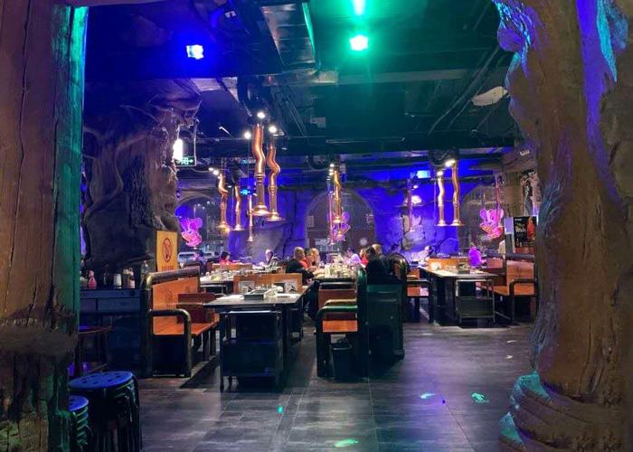 自動翻轉燒烤桌下排煙設計好還是上排煙設計好？